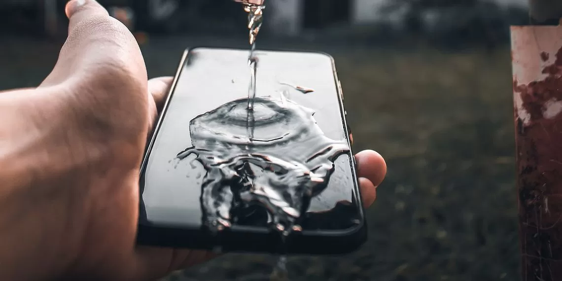 Как понять, что в iPhone попала влага?