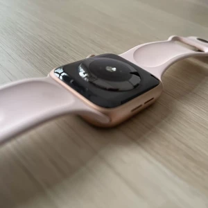 б/в Apple Watch Series 4, 44mm GPS Gold Aluminum Case Pink Sand Sport Band (MU6F2) - Фото 5