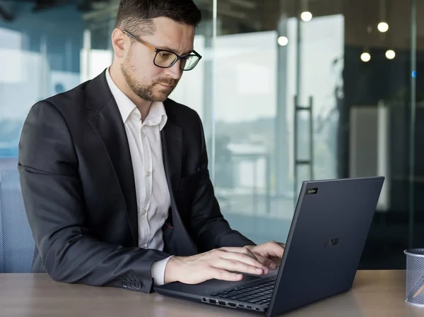 Ноутбук ASUS ExpertBook B5 з покращеною безпекою та ШІ