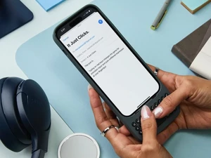 Клавіатура з додатковим екраном Clicks Creator Founders Edition для iPhone 14 Pro, iPhone 15 Pro, iPhone 15 Pro Max - Фото 2