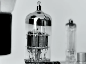 Умная колонка с вакуумными лампами и OLED-экраном LG Labs DukeBox - Фото 2
