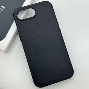 Защитный чехол iLoungeMax PU Leather Case Magnetic Black для iPhone 17 - Фото 2