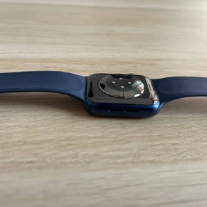 б/в Смарт-годинник Apple Watch Series 6 GPS, 44mm Blue Aluminum Case with Deep Navy Sport Band (M00J3) - Фото 4