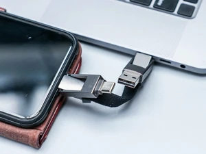 Универсальный многофункциональный брелок для зарядки Rolling Square inCharge 6 15W - Фото 4