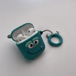 Мультяшный силиконовый чехол для AirPods с карабином iLoungeMax Sulley Голубой - Фото 3