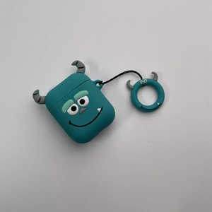 Мультяшный силиконовый чехол для AirPods с карабином iLoungeMax Sulley Голубой - Фото 4