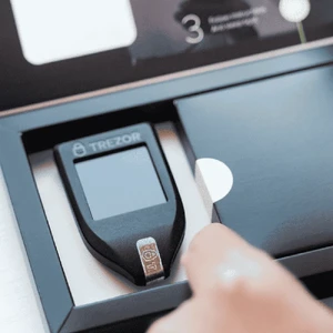 Апаратний холодний USB-C криптогаманець Trezor Model T з дисплеєм, режимом інкогніто coinjoin та відновленням Shamir Backup - Фото 10