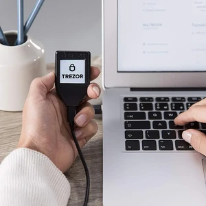 Апаратний холодний USB-C криптогаманець Trezor Model T з дисплеєм, режимом інкогніто coinjoin та відновленням Shamir Backup - Фото 6