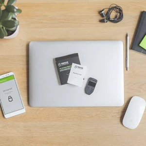 Універсальний апаратний micro-USB гаманець для криптовалюти Trezor Model One Black з дисплеєм та підтримкою 1250 монет/токенів - Фото 4