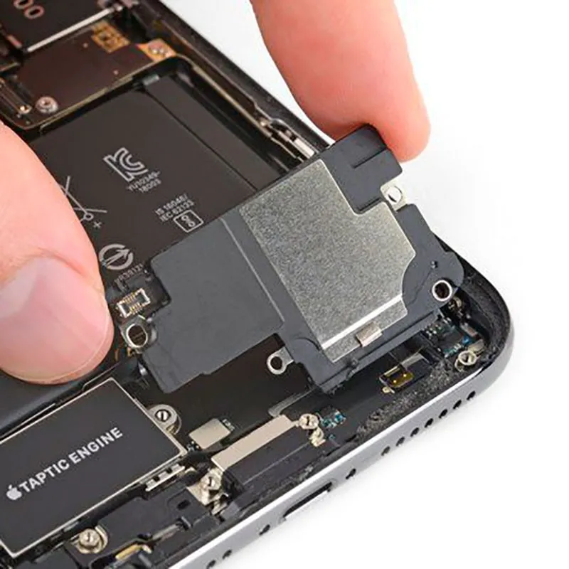 Чистка нижнего динамика iPhone 8