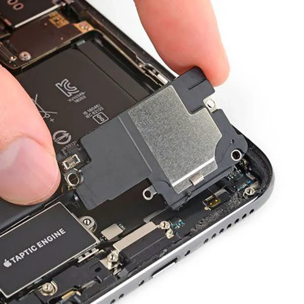 Чистка нижнего динамика iPhone 8