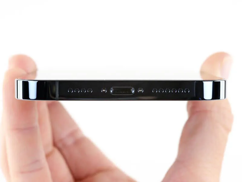 Чистка нижнього динаміка iPhone 13 mini