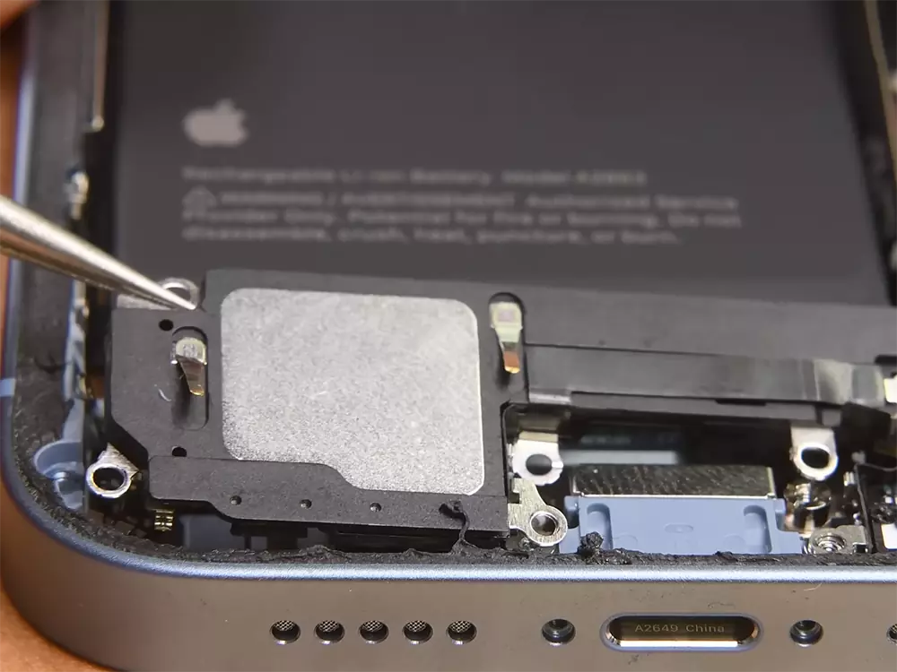 Чищення нижнього динаміка iPhone 14
