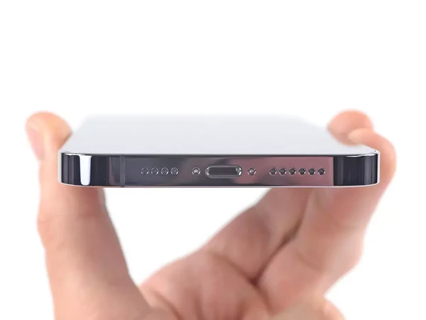 Чистка нижнего динамика iPhone 14 Pro