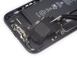 Чистка нижнего динамика iPhone 6 Plus