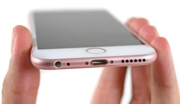 Чистка нижнего динамика iPhone 6s