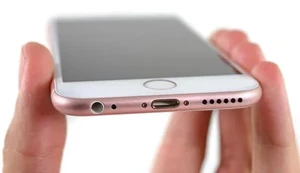 Чистка нижнего динамика iPhone 6s