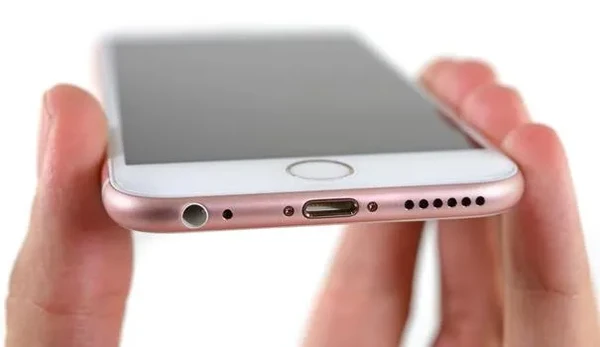 Чистка нижнего динамика iPhone 6s