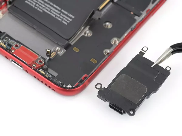 Чистка нижнего динамика iPhone SE 3 (2022)