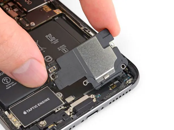 Частка нижнього динаміка iPhone XS