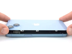 Чистка от пыли и грязи iPhone 14