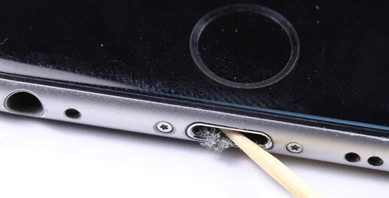Чистка від пилу і бруду iPhone SE