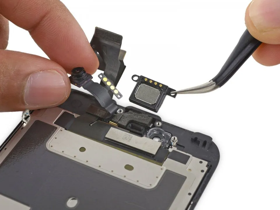 Чистка сетки верхнего динамика iPhone 6 Plus