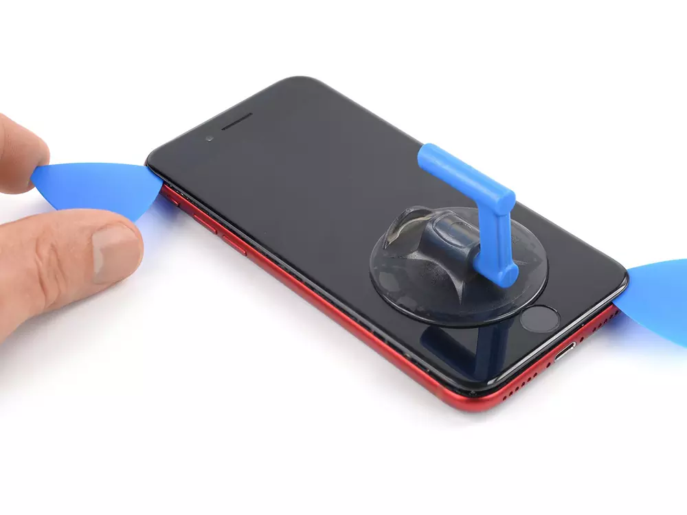 Чистка сетки верхнего динамика iPhone SE 3 (2022)