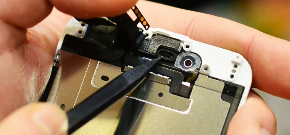 Чистка сеток динамика iPhone 5