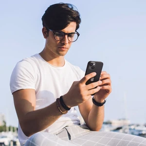 Защитное стекло на камеру Spigen Optik Pro Black для iPhone 15 | 15 Plus | 14 | 14 Plus (2 шт.) - Фото 7