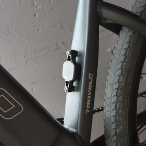 Велосипедное крепления iLoungeMax Universal Bicycle Tracker Mount Bracket Locator Blue для AirTag на раму - Фото 5
