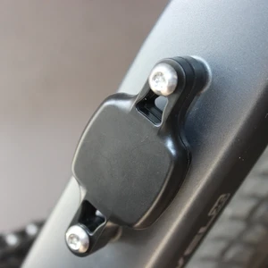 Велосипедное крепления iLoungeMax Universal Bicycle Tracker Mount Bracket Locator Red для AirTag на раму - Фото 5