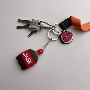 Силиконовый брелок с кольцом iLoungeMax Funny Cartoon Case Coca-Cola для AirTag - Фото 3