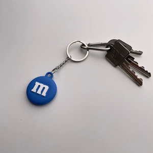 Силіконовий брелок з кільцем iLoungeMax Funny Cartoon Case M&M's Blue для AirTag - Фото 4