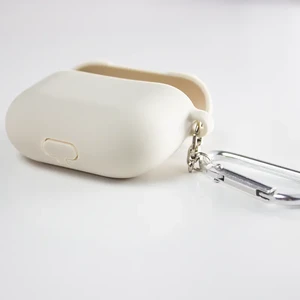 Силиконовый чехол с карабином iLoungeMax TPU Case Rice White для AirPods 3 - Фото 4
