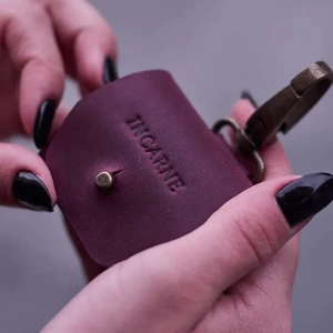 Шкіряний чохол з карабіном INCARNE «Mono» Bordeaux для AirPods 3 - Фото 3