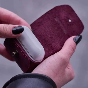 Шкіряний чохол з карабіном INCARNE «Mono» Bordeaux для AirPods 3 - Фото 2