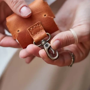 Кожаный чехол с карабином INCARNE «Mono» Cognac для AirPods Pro - Фото 3