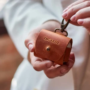Кожаный чехол с карабином INCARNE «Mono» Cognac для AirPods Pro - Фото 2