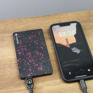 Компактный бюджетный мини повербанк Mophie Powerstation Mini Magenta для iPhone 3000mAh, с индикатором заряда - Фото 4