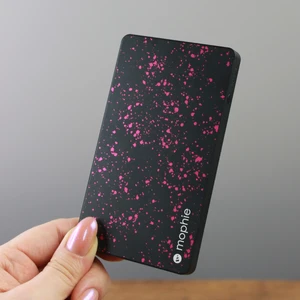Компактный бюджетный мини повербанк Mophie Powerstation Mini Magenta для iPhone 3000mAh, с индикатором заряда - Фото 5