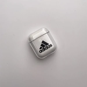 Пластиковый чехол iLoungeMax Adidas для Apple AirPods - Фото 2