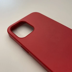 Кожаный чехол iLoungeMax Genuine Leather Case MagSafe Red для iPhone 12 Pro Max ОЕМ - Фото 4