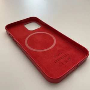 Кожаный чехол iLoungeMax Genuine Leather Case MagSafe Red для iPhone 12 Pro Max ОЕМ - Фото 6