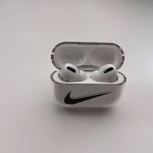 Защитный пластиковый чехол iLoungeMax Nike для Apple AirPods Pro - Фото 3
