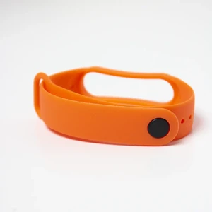 Оранжевый силиконовый ремешок iLoungeMax для Xiaomi Mi Band 5 | 6 - Фото 3