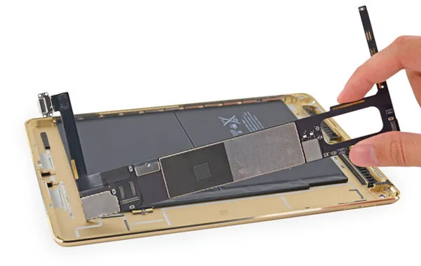 Пайка материнської плати iPad 2