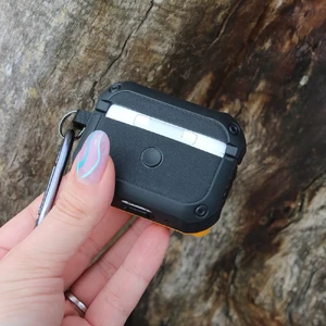 Противоударный чехол с замком iLoungeMax Creative Carbon Fiber Case Black для AirPods Pro 2 - Фото 6