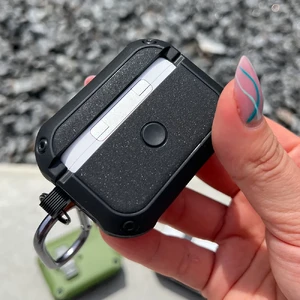 Противоударный чехол с замком iLoungeMax Creative Carbon Fiber Case Black для AirPods Pro 2 - Фото 4