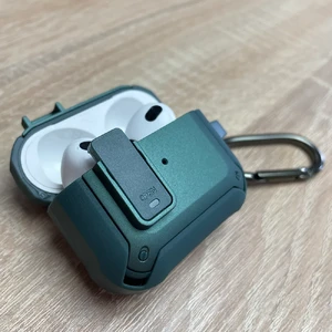 Противоударный чехол на замке для AirPods 3 с карабином | iLoungeMax Lock Case Light Green - Фото 2
